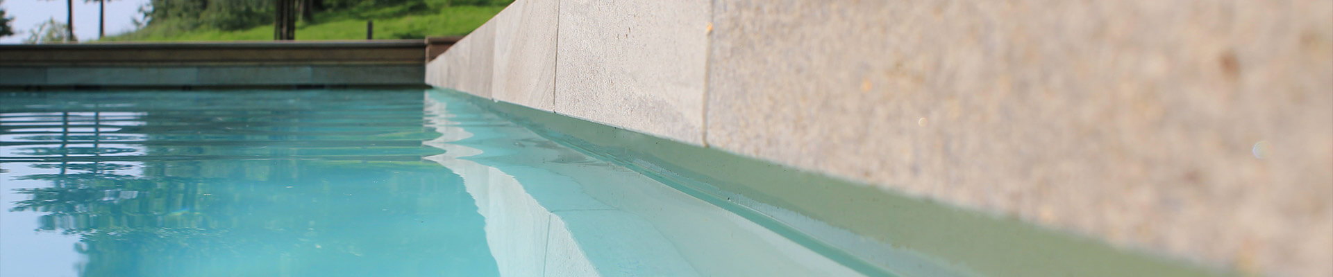 ELBIO: Detailansicht eines Outdoor-Pools mit Natursteinumrandung