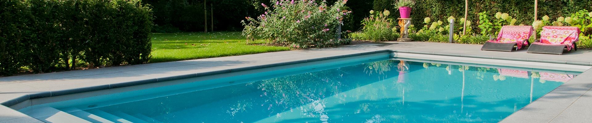 ELBIO: Swimmingpool im Garten mit Liegestühlen